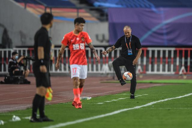 米体：维拉基本不会2500万欧买断道格拉斯·路易斯，尤文仍想出售